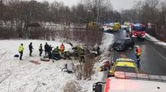 Mladík přejel do protisměru, čelně se srazil s dalším autem. Pět zraněných