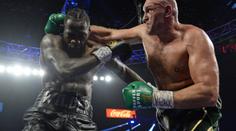 Šampion Fury zapomněl zazpívat! Napravil to a přidala se celá hala