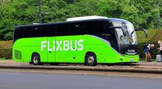 Autobus FlixBusu havaroval na dálnici v Německu. Převrátil se na bok, 23 zraněných
