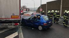 Řidiče trápí ledovka i o Vánocích! Hromadná nehoda uzavřela dálnici