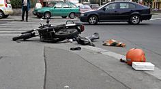Na R6 u Hostivice se srazilo auto s motorkářem!