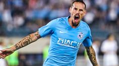 Švédské bláznovství po příletu Hamšíka! Vítali ho dýmovnicemi
