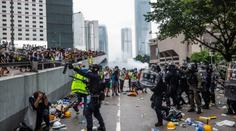 V Hongkongu protestovaly dva miliony lidí. Mladík přišel o život