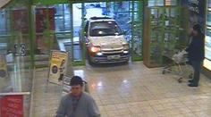 Pomatený mladík projel autem přes hypermarket. S kaktusem jel do Japonska