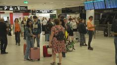Problémy na letištích mění zvyky lidí. Létají raději jen s příručním zavazadlem