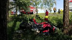 Při vážné nehodě zemřel motorkář (†18), srazilo ho předjíždějící auto