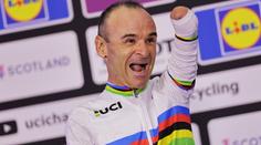 Bezruký cyklista bere svou výhru s humorem. Hodinky nadšeně nosí