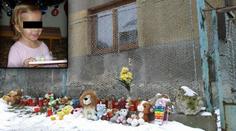 Tady Darinku (4) ubodala její máma. Dům v České Lípě lidé zasypali plyšáky