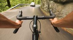 Předjíždění cyklistů s odstupem 1,5 metru vyvolalo vášně. Co si myslíte vy?
