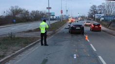 Žena přecházela rušnou silnici a srazilo ji auto. Na místě zemřela