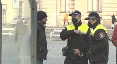 Policie kontrolovala nošení respirátorů. Nachytali mladíka jen s rouškou