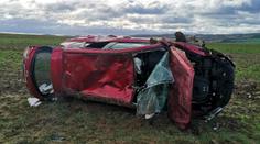 Šest zraněných při nehodě u Plzně. Auto s dětmi skončilo zdemolované na poli