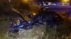 Auto po smyku prorazilo svodidla a zřítilo se ze srázu vedle mostu