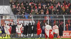 Tvrdíkovi se nakonec v Pardubicích líbilo a po zápase pomohl uklidit stadion