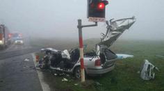 Tragédie na přejezdu: Vlak smetl plně obsazené auto! Dva mrtví