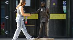 Univerzita odhalila sochu Grety Thunbergové. Obyvatelé se bouří