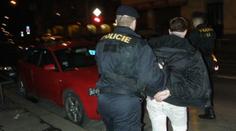 Opilý šofér ujížděl s proraženými koly, strážníci ho dohonili pěšky!