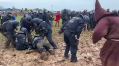 VIDEO: Těžkooděnci se znemožnili. Před aktivisty se vyváleli v bahně