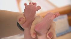 Porodnost výrazně klesla. Česko postupně vymírá, tvrdí odborník