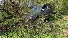 Policisté po prchajícím řidiči stříleli, pak ho zmrzlého lovili z řeky