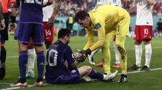 Brankář Polska dluží Messimu peníze. Penaltu sice chytil, sázku ale prohrál