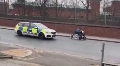 VIDEO: Tohle jen tak neuvidíte. Žena ujížděla policii na vozíku