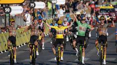 Parťák vítěze Tour de France měl nehodu. Po srážce s autem má po sezoně