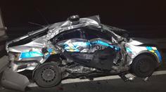 Zloděj ukradl dodávku. Při útěku totálně zdemoloval policejní auto