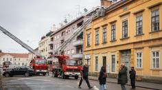 Tříleté dítě skoro uhořelo. Sociálka před matkou varovala