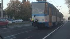 Šílená "zábava". Mladí se vozí na oji tramvaje, riskují život!