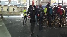 Šteiner nabídl zmlácenému cyklistovi finační odškodnění. Policie ho za útok obvinila