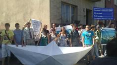 Demonstranti před sídlem ODS: Mirku, odpluj na jachtě