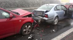Ženě ujelo nezabržděné auto! Zranilo ji, a poškodilo tři vozy