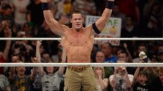 Wrestler John Cena pomohl z vozíčku hendikepovanému fanouškovi