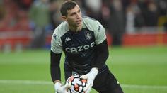 Fotbal musí počkat. Hvězdný brankář spěchal za tátou do nemocnice