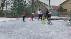 Město ustoupilo. Lidé na vlastním kluzišti v Jihlavě už zase můžou bruslit