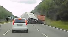 VIDEO: Dodávka v plné rychlosti narazila do odstavené tatry. Řidič byl zrovna pod vozem