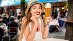 Kolik dáte na dovolené za kávu či točené pivo? Někde jen pár kaček