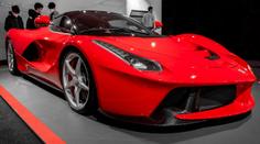 Aktivisté se na výstavě aut přilepili ke sporťákům Ferrari a polili je barvou