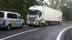 Mladý motorkář nezvládl zatáčku. Narazil do kamionu a zemřel