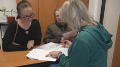 Lidé tápou při vyplňování formulářů k dani z nemovitosti. Jsou příliš složité, zuří