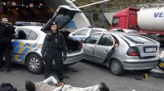 Zloděj chtěl kradeným autem PŘEJET POLICISTU, pak zběsile PRCHAL Prahou! Už ho DRAPLI!