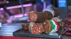 Tesco stahuje z prodeje závadný salám. Lidé mohou dostat peníze zpět