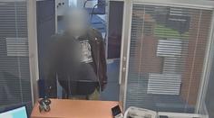 Podvodníci v přestrojení lidem v bankách vybírali účty. Hrozí jim osm let vězení