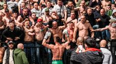 VIDEO: Kickboxerské gala přerušila bitka diváků, létaly židle, lidé se ukryli pod ring