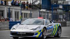 Je teplo, policisté "venčí" svoje ferrari. Ujíždějící řidič nemá šanci