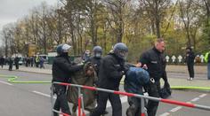 Masové protesty v zahraničí. Policie v Berlíně použila vodní děla a pepřáky