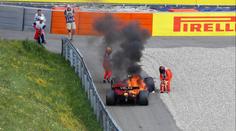 Tak to bylo o fous. Sainz musel utíkat před plameny. Nemám slov, řekl