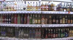 Bezdomovci v Ostravě začali pít alkohol rovnou v prodejně. Policie je na ně krátká