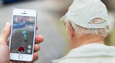 Senior chtěl hrát s dětmi Pokémony. Rodiče na něj zavolali policii